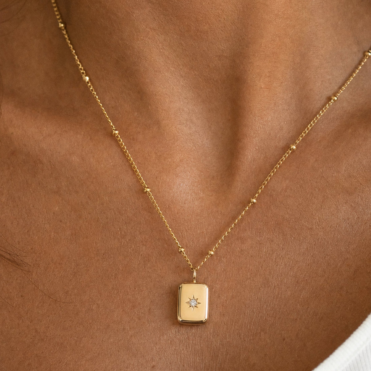 Collar con Colgante de Estrella para Mujeres con Acento de Piedra Central