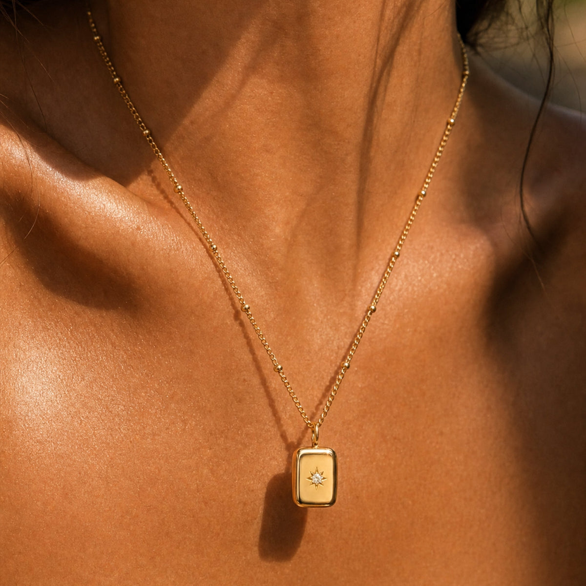 Collar con Colgante de Estrella para Mujeres con Acento de Piedra Central