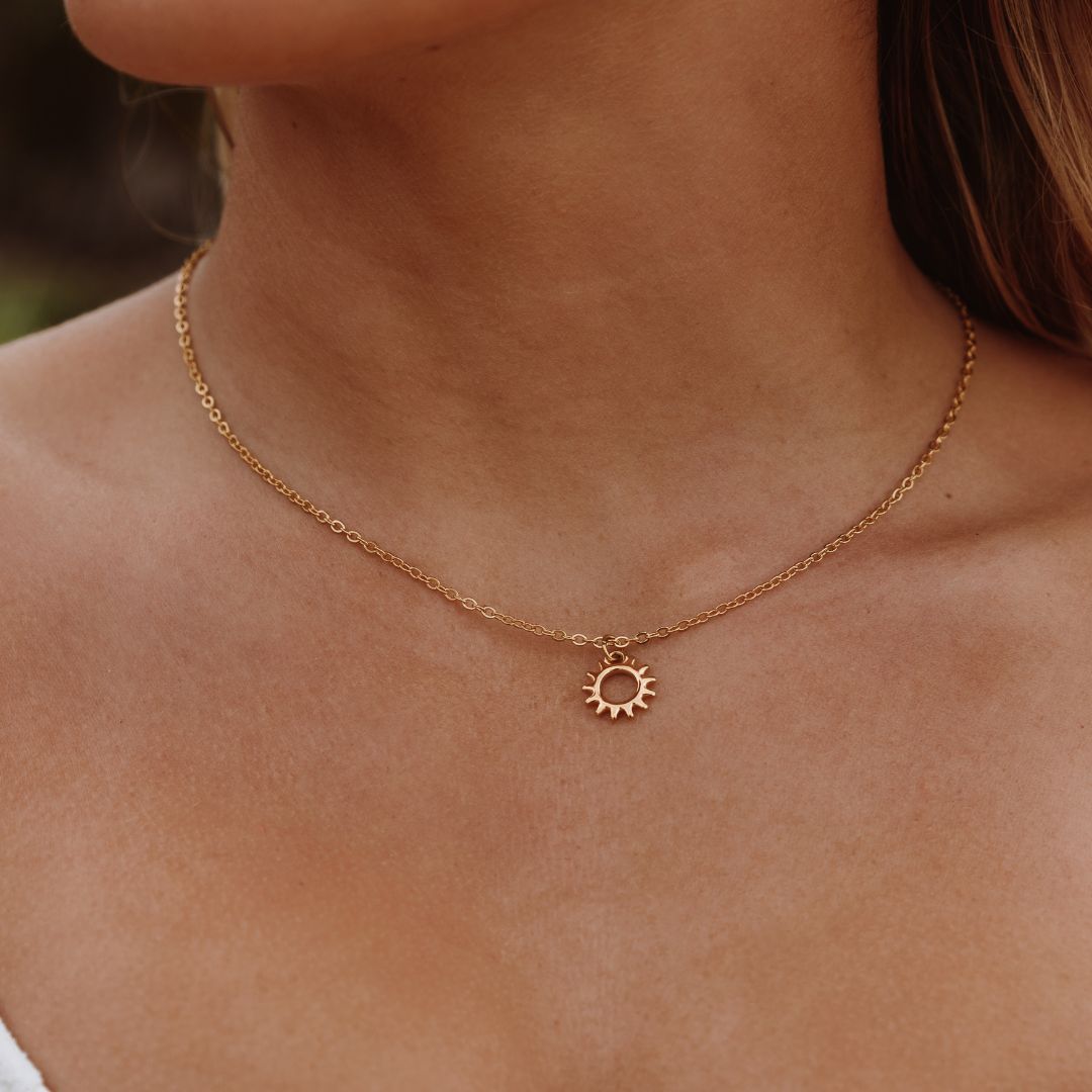 Collar con Colgante de Sol para Mujeres con Diseño Redondo Abierto y Borde de Rayos