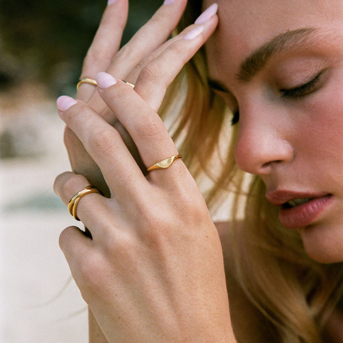 Anillo Apilable de Mujer con Grabado de Salida del Sol y Superficie Curvada