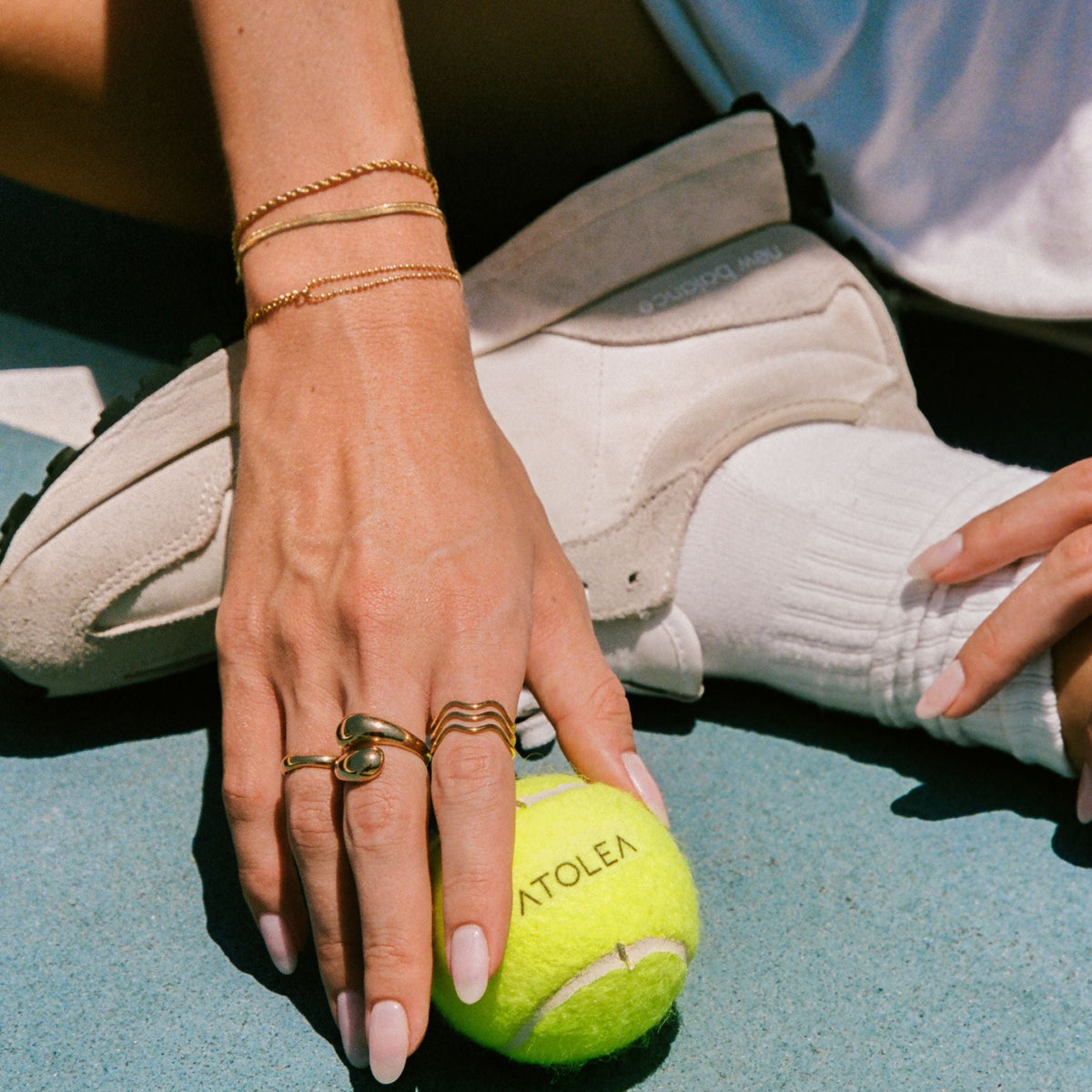 Anillo de Dama con Diseño de Olas Triples y Estructura de Líneas Abiertas