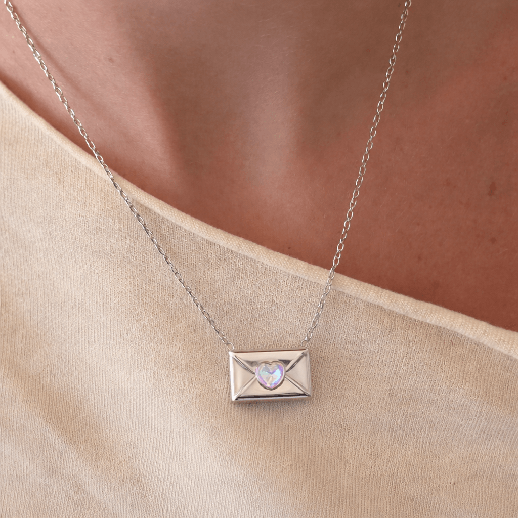 Collar colgante de damas con motivo de sobre y acento de piedra en forma de corazón