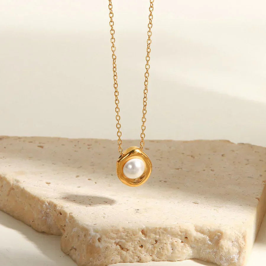 Zeph – Collar de Perlas de Agua Salada con Baño de Oro