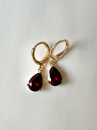 Aros abrazadores con gema roja rubí en forma de lágrima