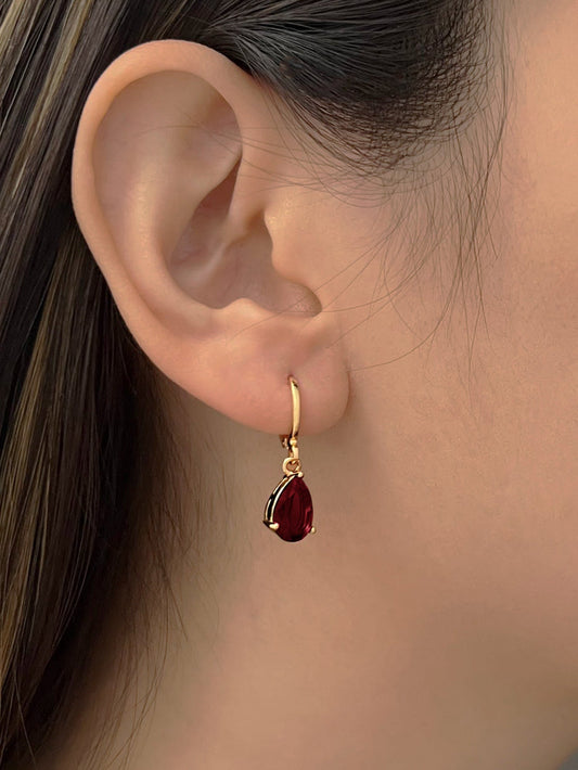 Aros abrazadores con gema roja rubí en forma de lágrima
