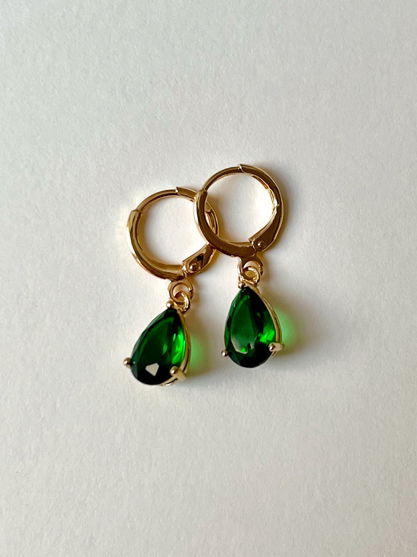 Verde esmeralda - Aros abrazadores con piedra preciosa en forma de lágrima