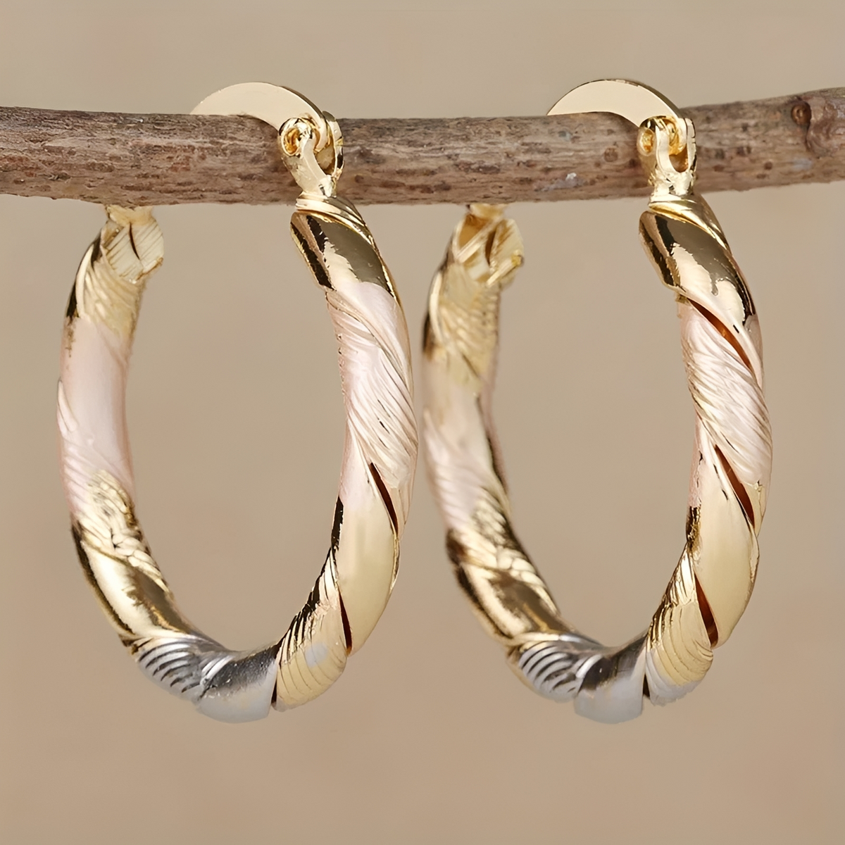 Aretes para mujeres con diseño de contraste triple y estructura en espiral