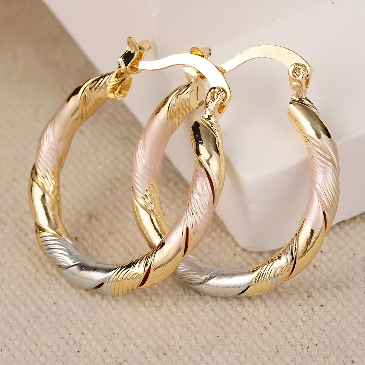 Aretes para mujeres con diseño de contraste triple y estructura en espiral