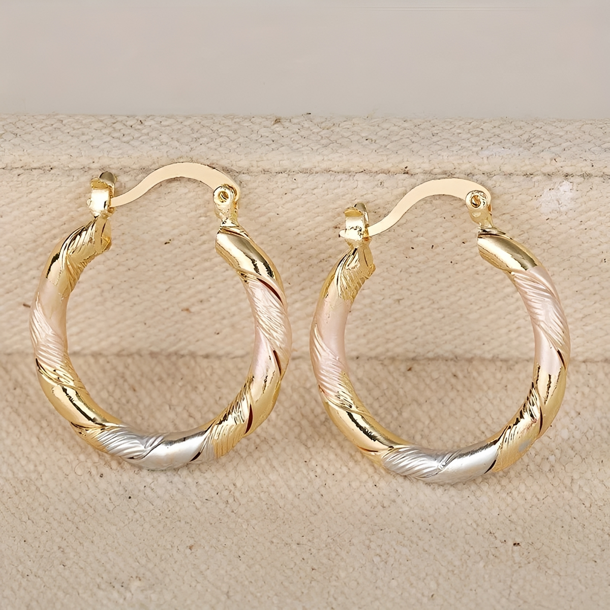 Aretes para mujeres con diseño de contraste triple y estructura en espiral