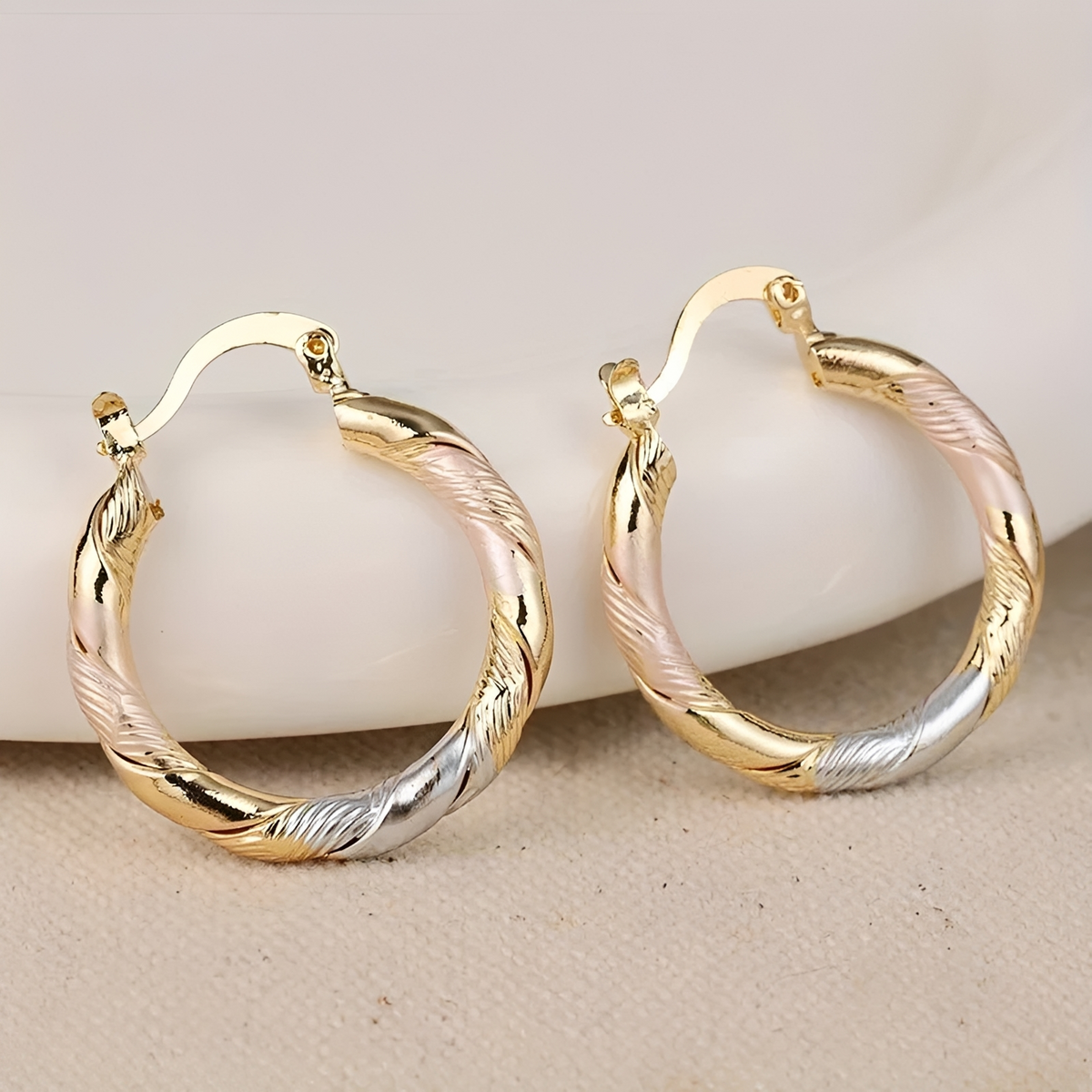 Aretes para mujeres con diseño de contraste triple y estructura en espiral