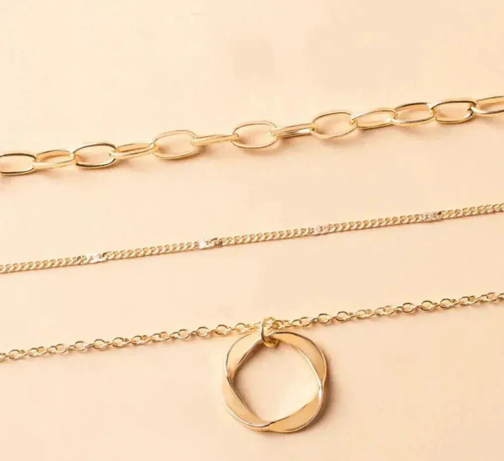 Michelle – Collar Vintage Dorado con Cadenas Superpuestas y Colgante