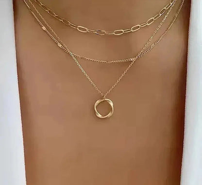 Michelle – Collar Vintage Dorado con Cadenas Superpuestas y Colgante