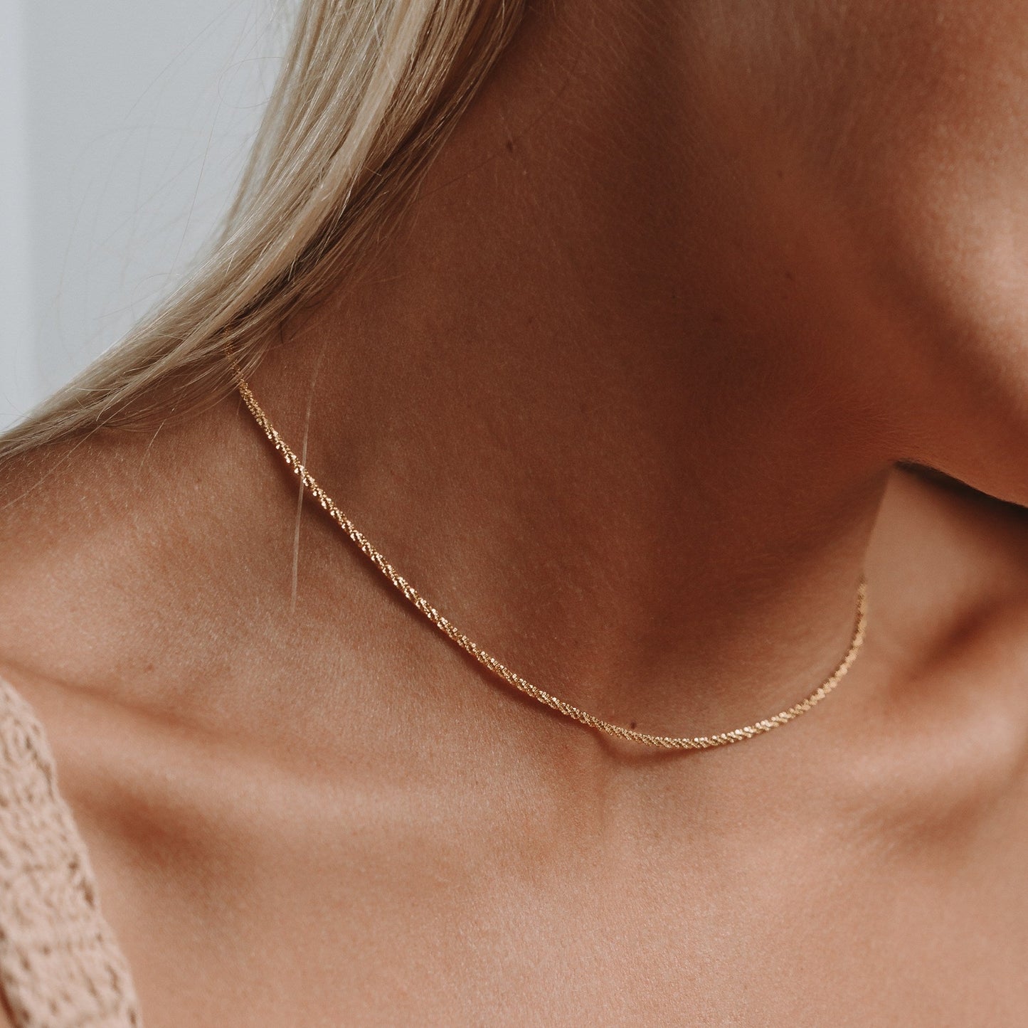 Piana – Collar Dorado Delicado para el Día a Día