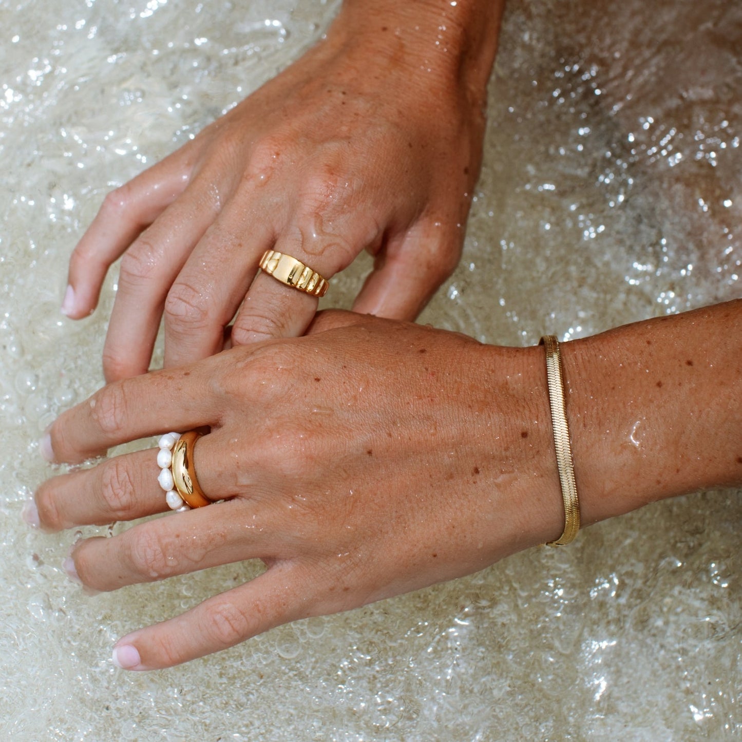 Kauai – Pulsera Herringbone Dorada Resistente al Agua