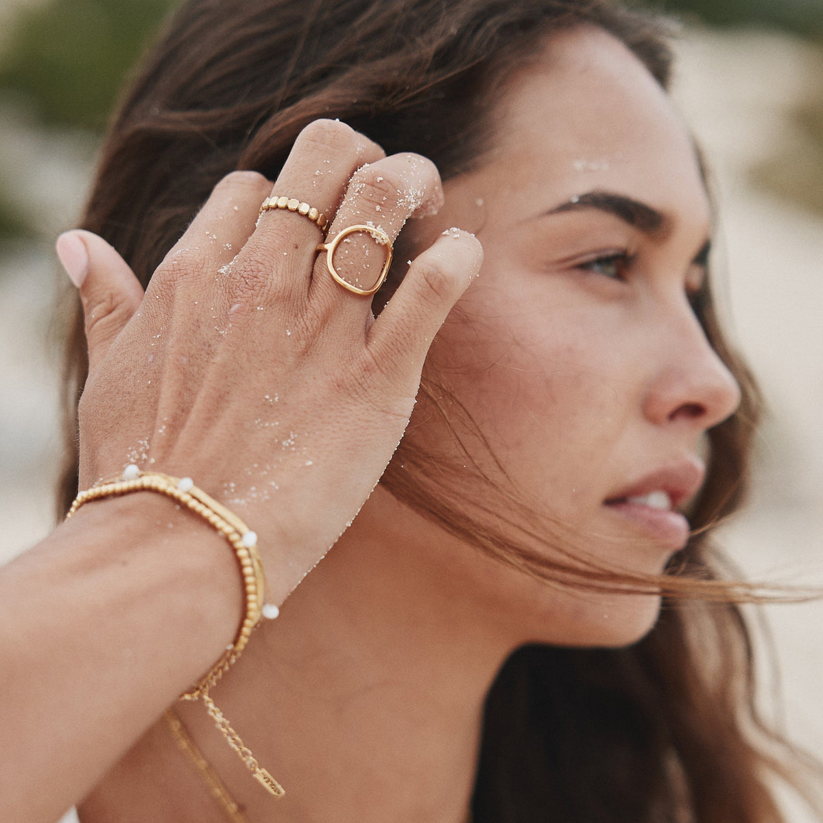 Anillo de Declaración para Mujeres con Forma Ovalada Abierta y Diseño Esculpural