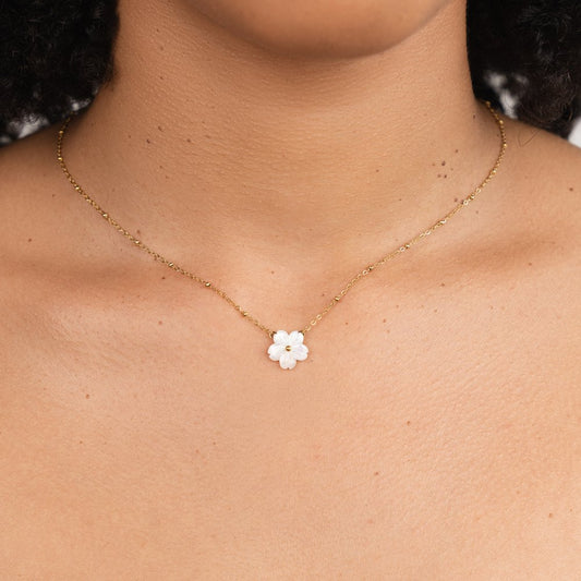 Jennie – Collar Flor Blanca