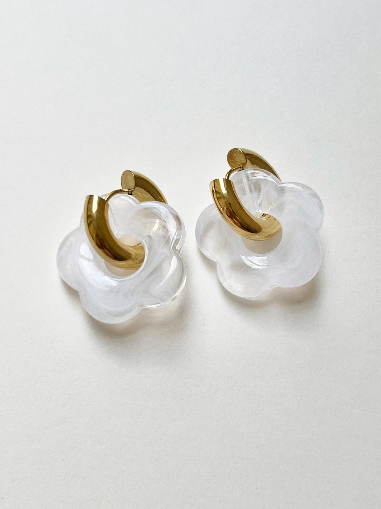 Pendientes de aro de dona blancos con colgante de flor
