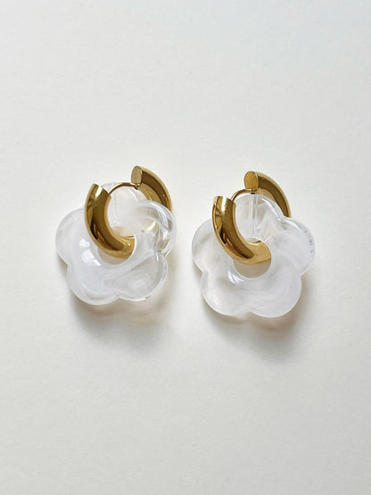Pendientes de aro de dona blancos con colgante de flor