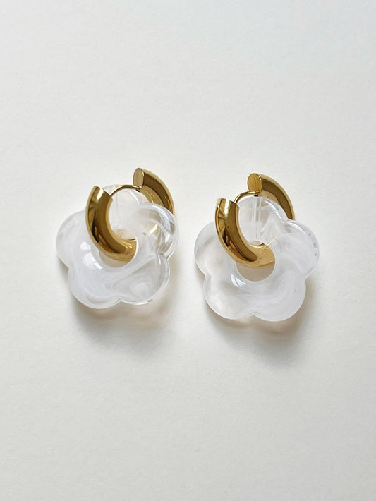 Pendientes de aro de dona blancos con colgante de flor