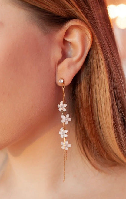 Pendientes de Flores Blancas con Hilos Dorados