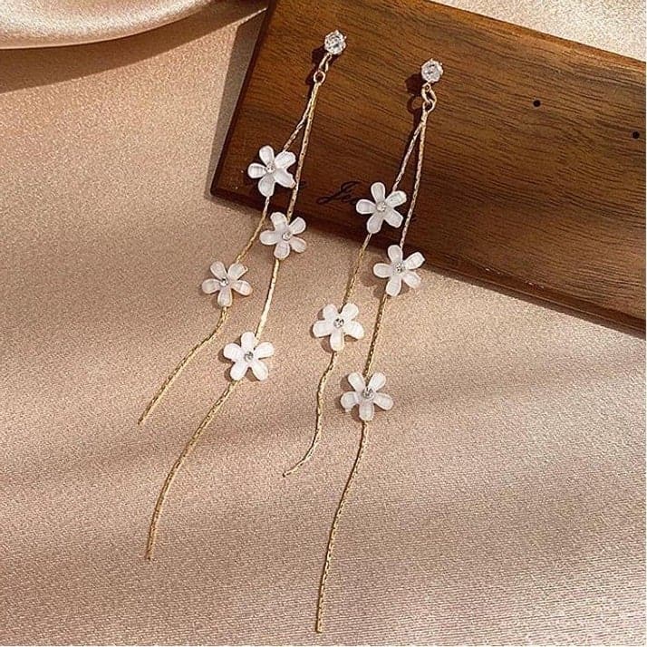 Pendientes de Flores Blancas con Hilos Dorados
