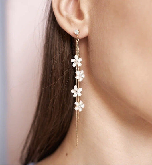 Pendientes de Flores Blancas con Hilos Dorados