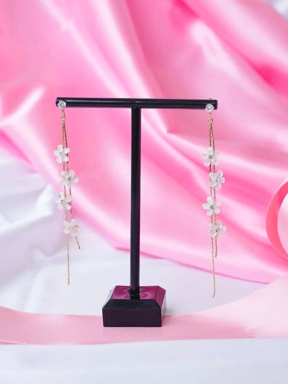 Pendientes de Flores Blancas con Hilos Dorados