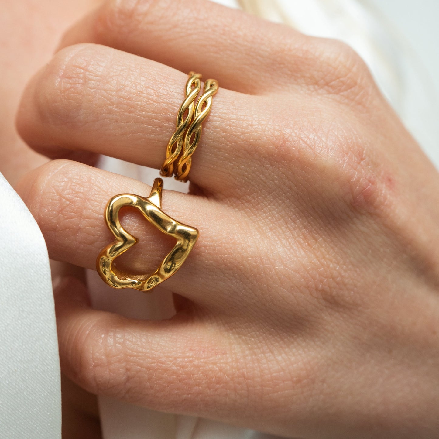 Ren – Anillo de Acero de Titanio Baño de Oro No Débil
